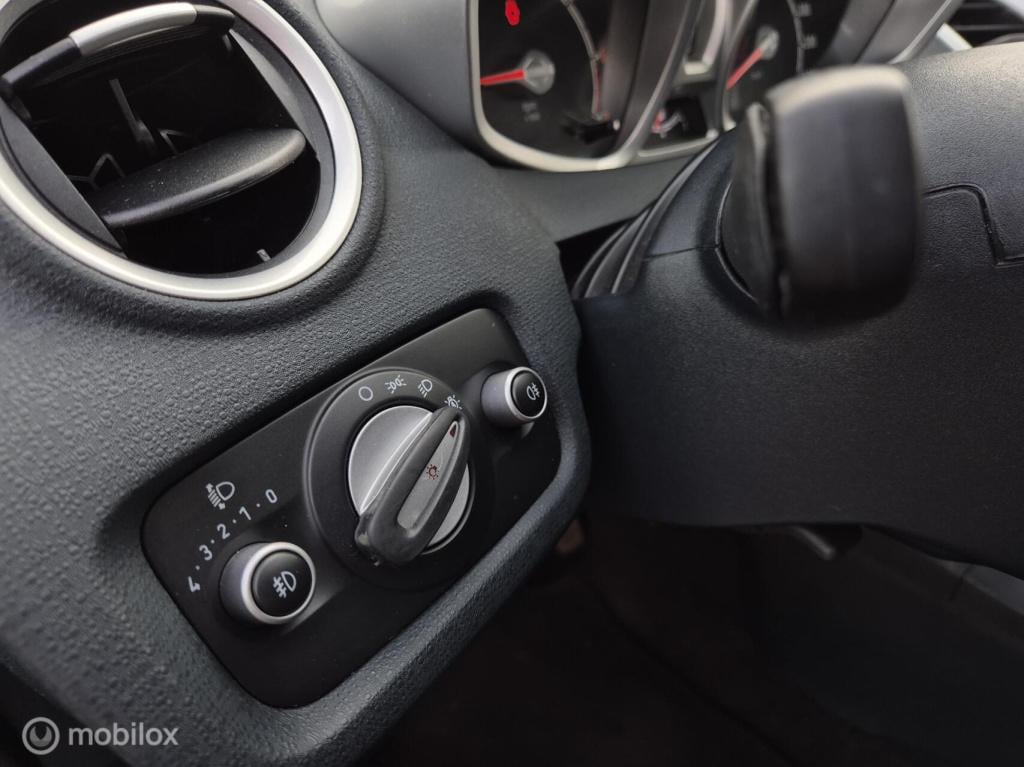 Ford Fiesta 1.25 titanium / dealeronderhouden / voorruitverwarming / stoelv