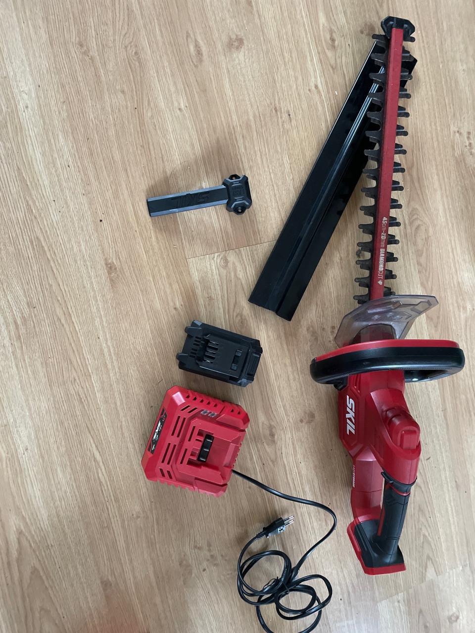 Heggeschaar incl accu + snellader Skil