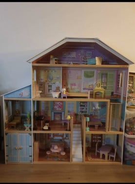 Poppenhuis  met meubeltjes