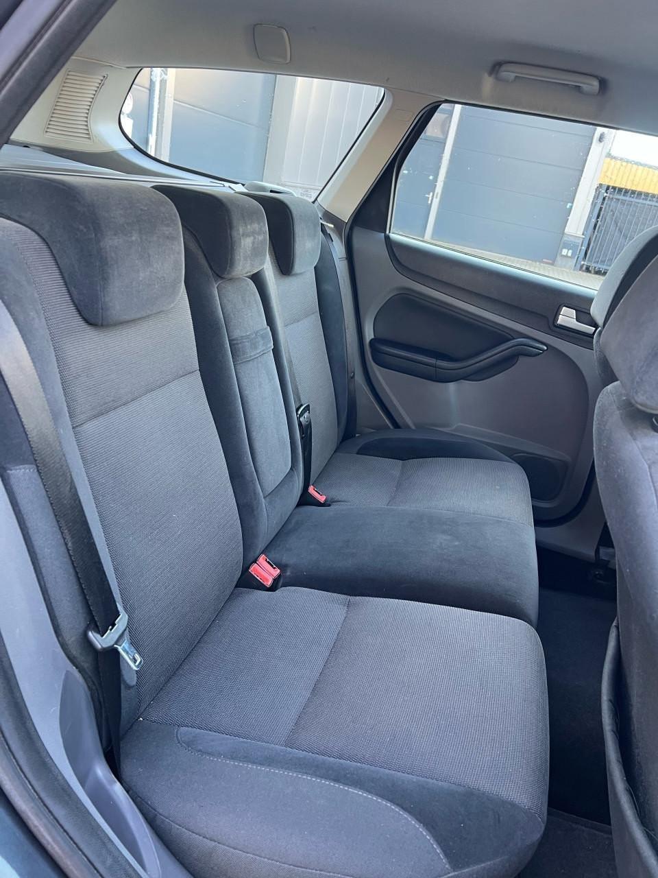 Ford Focus Wagon 1.6Ghia Airco/Pdc/trekhaak