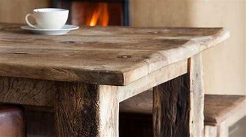 OP ZOEK NAAR EEN MOOIE EETKAMERTAFEL....