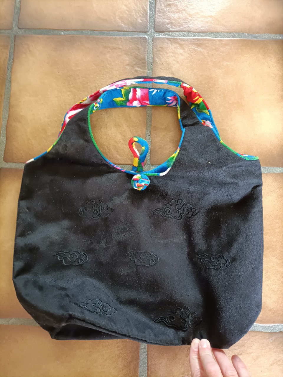 Aparte stoffen tas uit Mexico. Zwarte buitenzijde met wat bewerkt stiksel