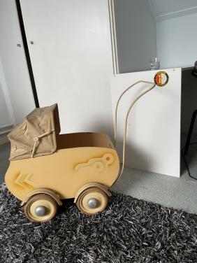 Antiek poppenwagentje