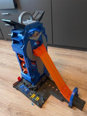 Hotwheel garage met super snelle glijbaan