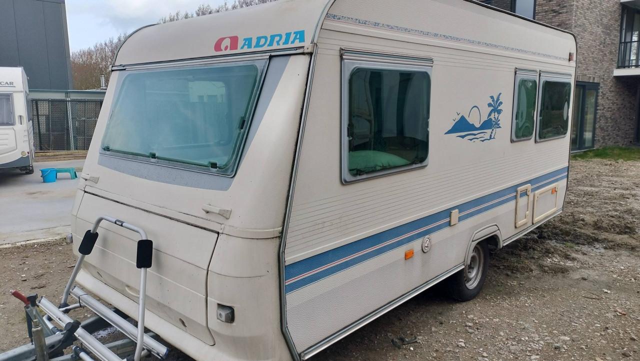 Adria 431 DD (2002) met voortent