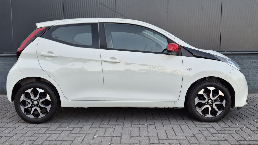 Toyota Aygo 1.0 vvt-i x-cite*automaat*airco*camera*apple-carplay*android*