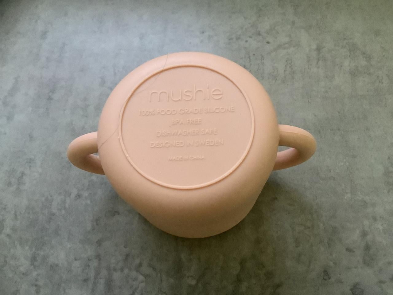 Mushie Snackbeker Blush + Nûby antislip  Tweevaks Bordje