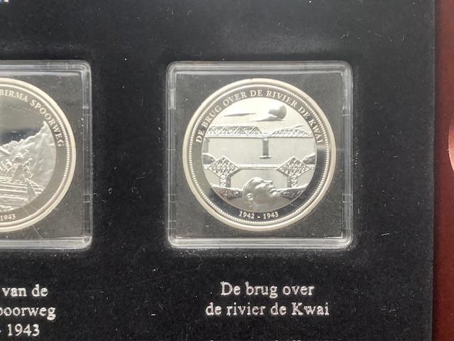 16 penningen Het Koninkrijk der Nederlanden in oorlog.