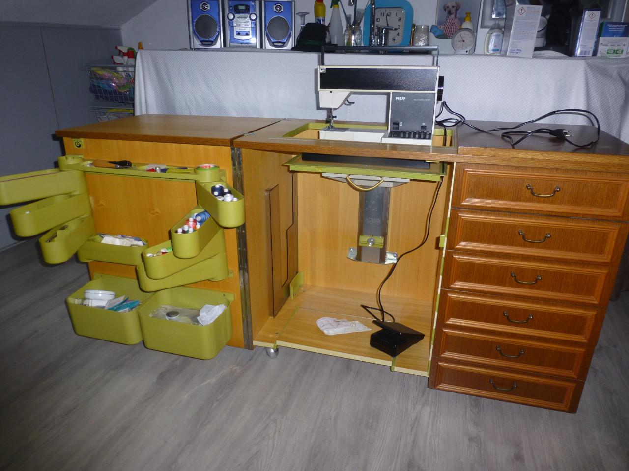 Naaimachine met meubel
