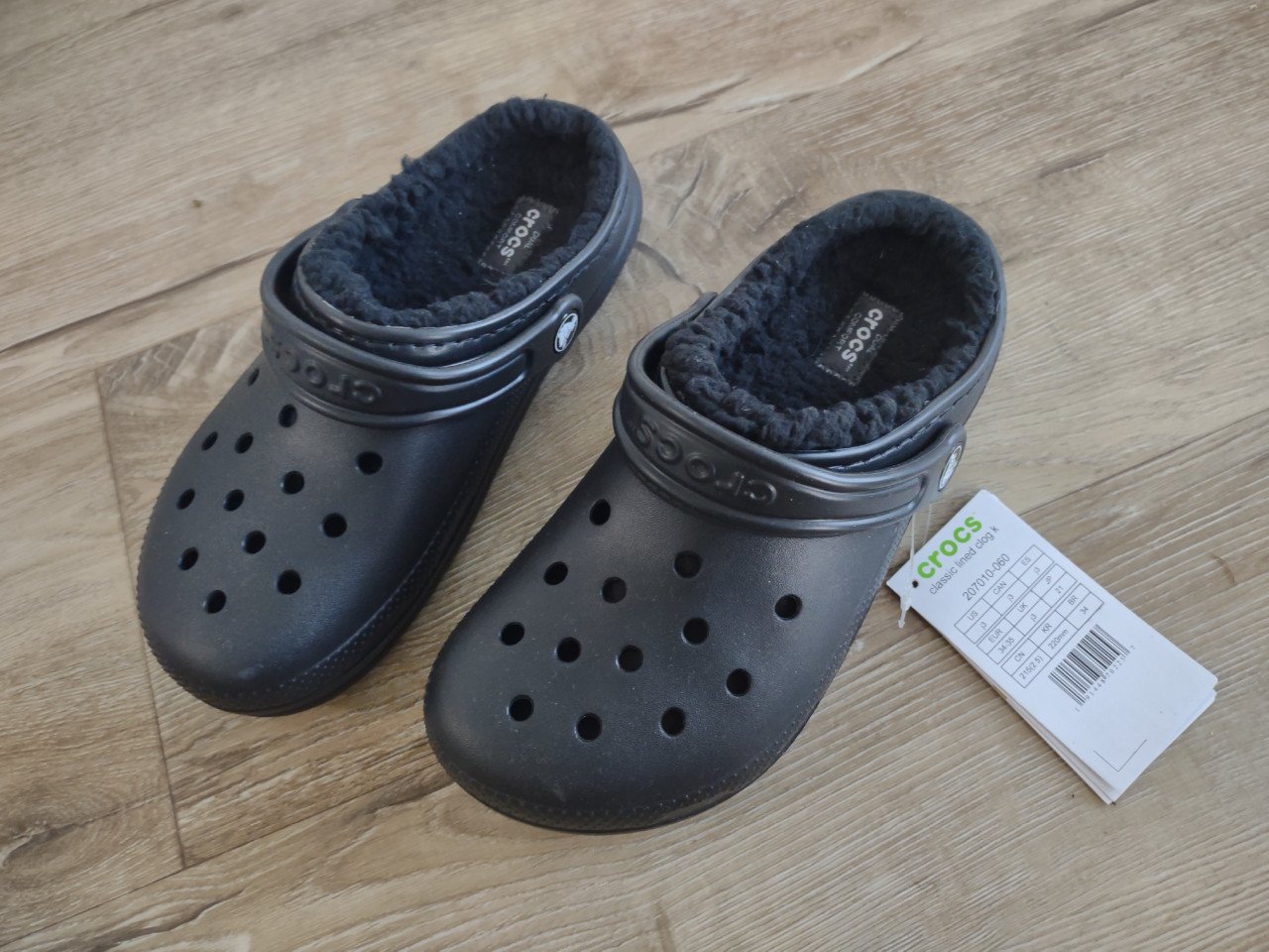 Prachtige nieuwe zwarte Crocs, maat 34/35. Crocs met bontje.
