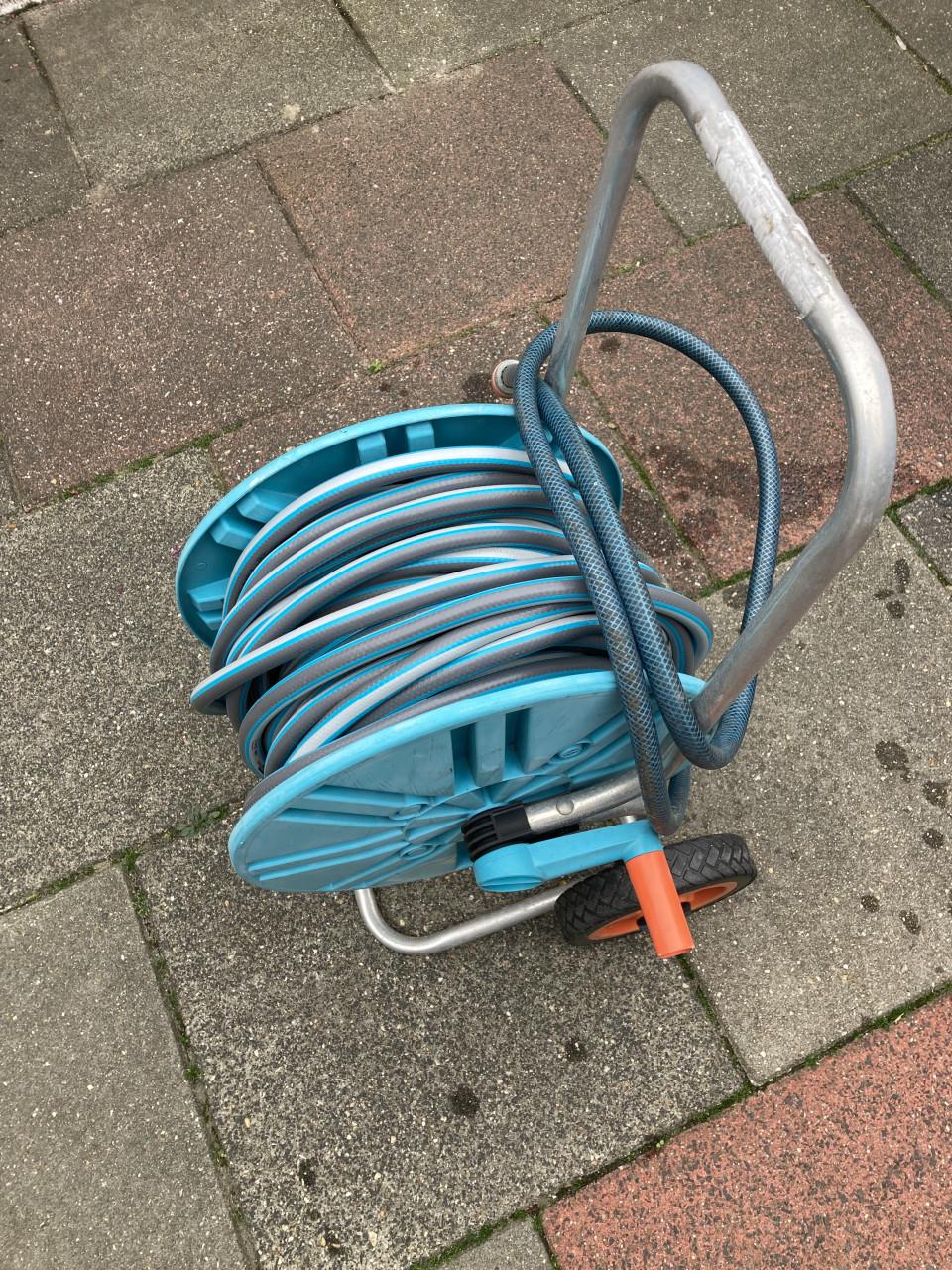 Gardena slangenwagen met 30 mtr Gardena slang + stuk slang naar de kraan