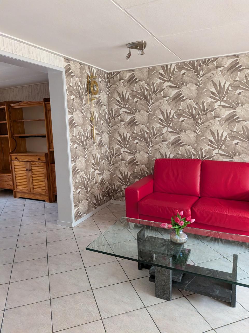 Rode leren zithoek + glazen salontafel