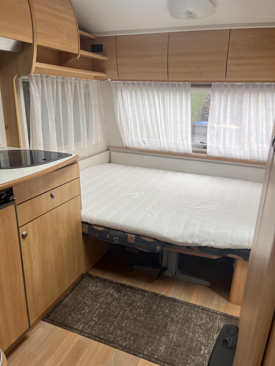 Zeer nette Home Car caravan met voortent, luifel en slaapcabine