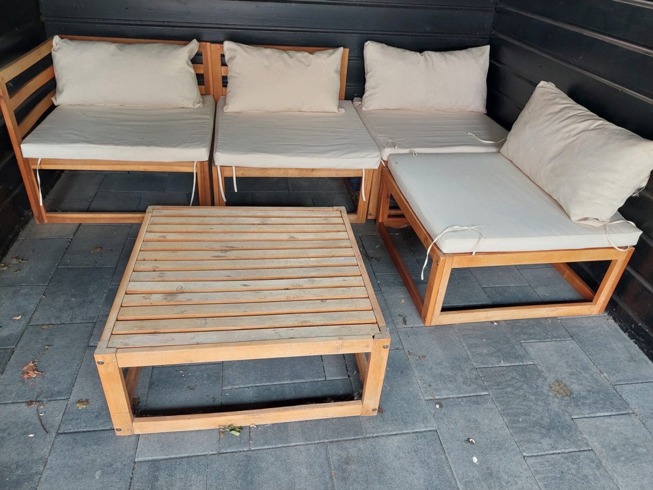 Houten loungeset / tuinset met witte kussens
