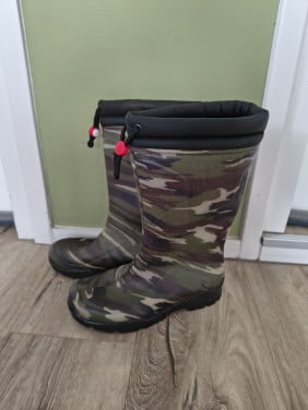 Mooie groene gevoerde camouflage regenlaarzen Dunlop, 38.