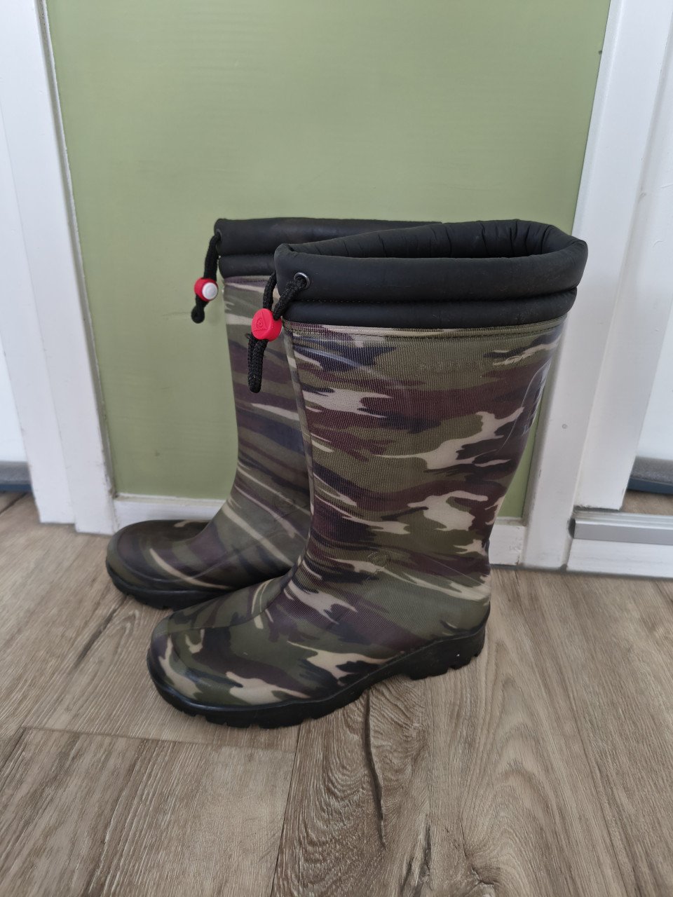 Mooie groene gevoerde camouflage regenlaarzen Dunlop, 38.