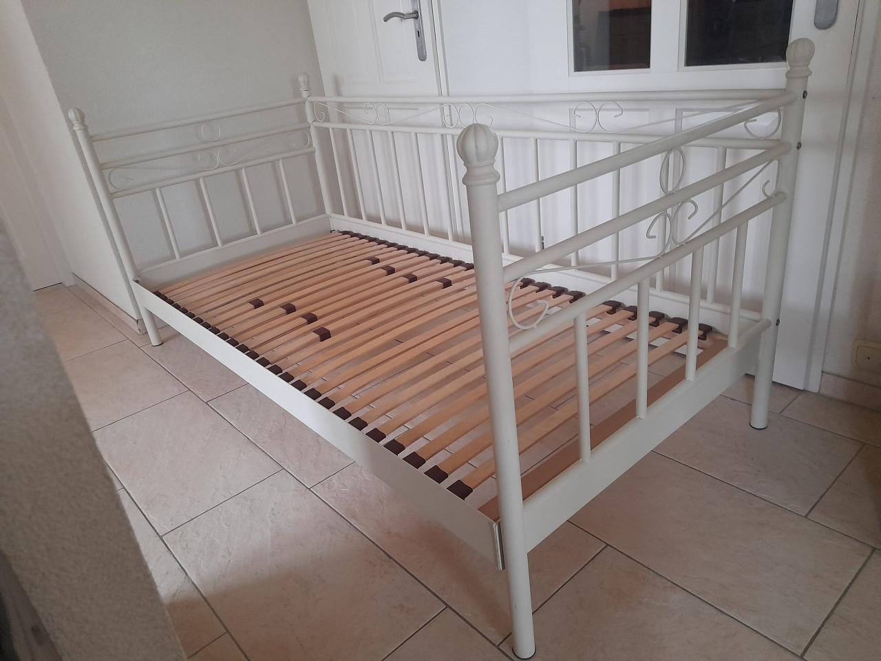 Stevig Metalen 1 persoons bed 90 x 200 (in goede nette staat )