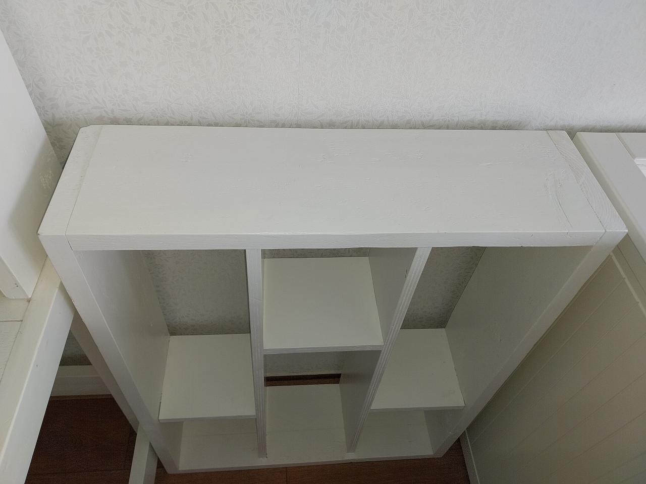 Leuk stevig bureau met boekenkastje