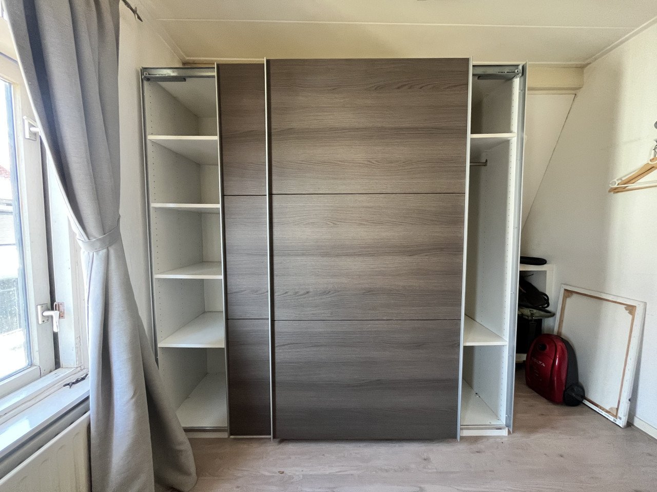 Kledingkast met schuifdeuren