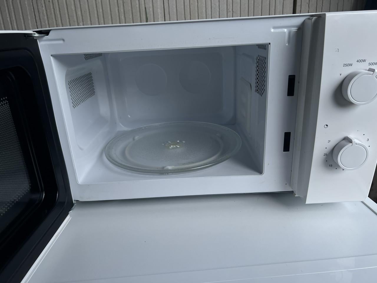 Vrijwel nieuw en bijna niet gebruikte  Magnetron