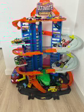 Hotwheels ultimate garage