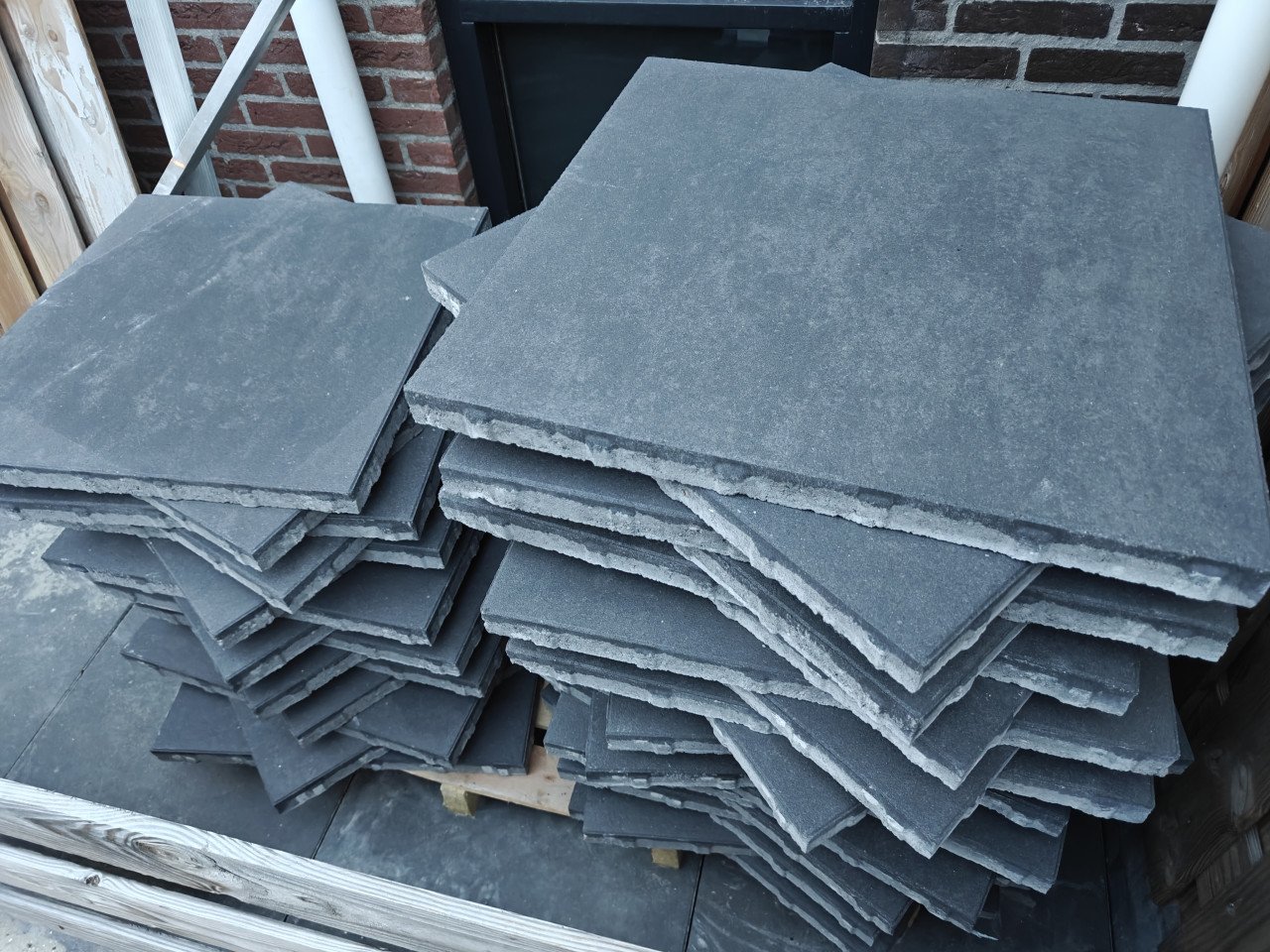 Mbi trippel t zwart grijs genuanceerd tuintegels