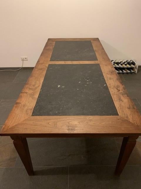 Ambachtelijk gemaakte tafel