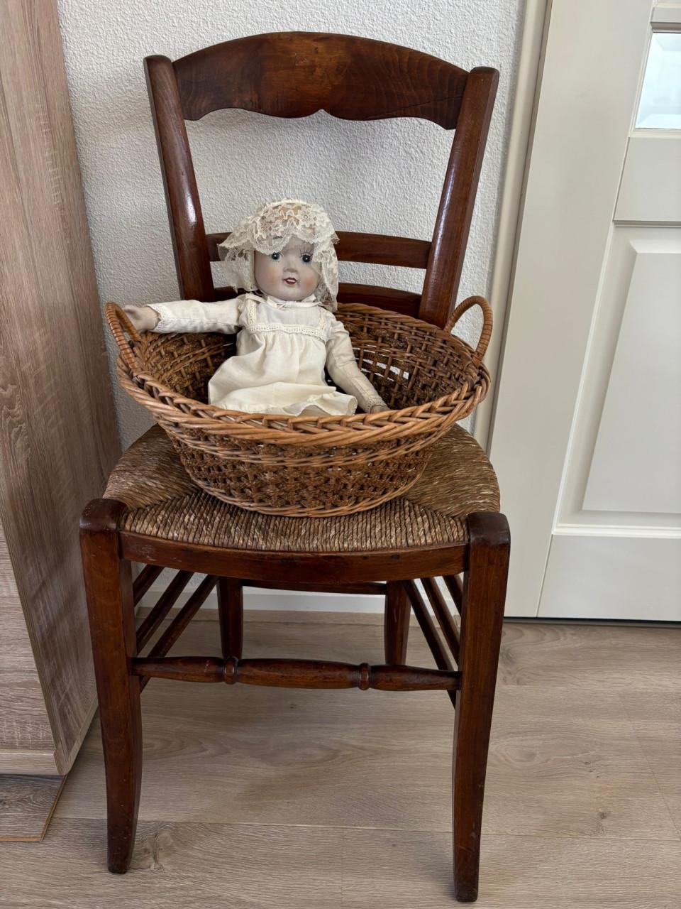 Te koop: stoel met pop