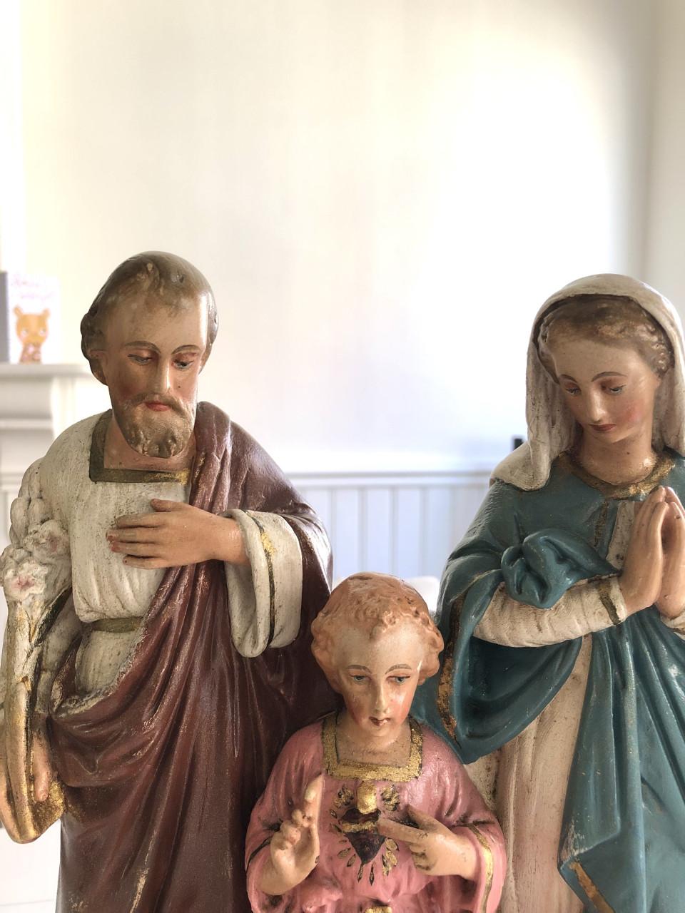 Mooi oud brocante heilig familiebeeld met Maria, Jozef en kindje Jezus