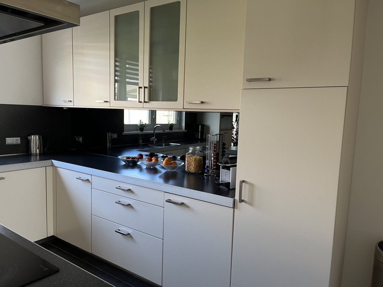 Keuken inclusief barkrukken en inbouwapparatuur