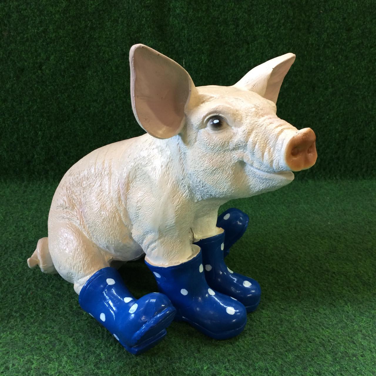 Varken zittend met groene laarzen