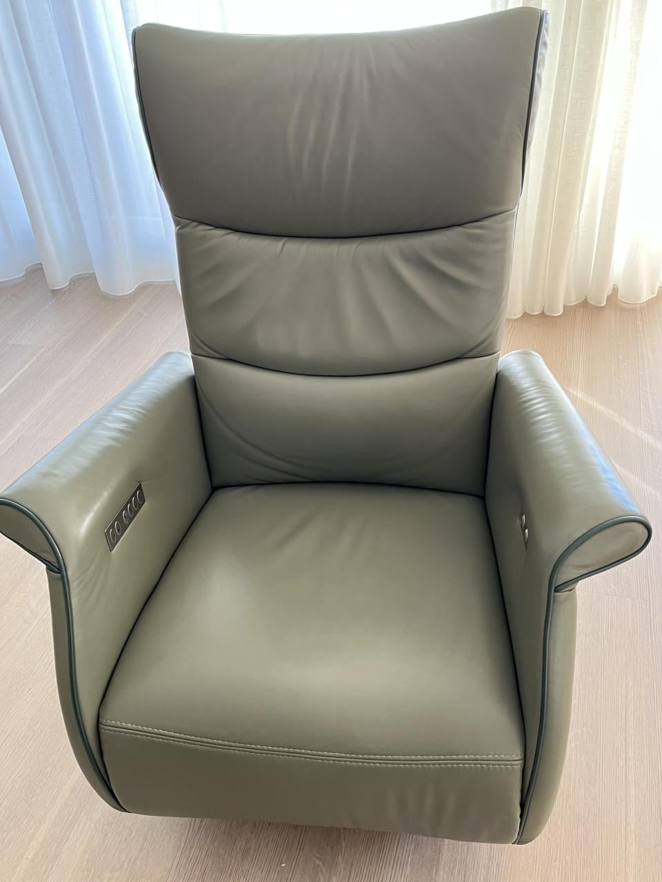 Te koop: twee leren Prominent Relax en Sta-op stoelen Wilson. Ook per stuk