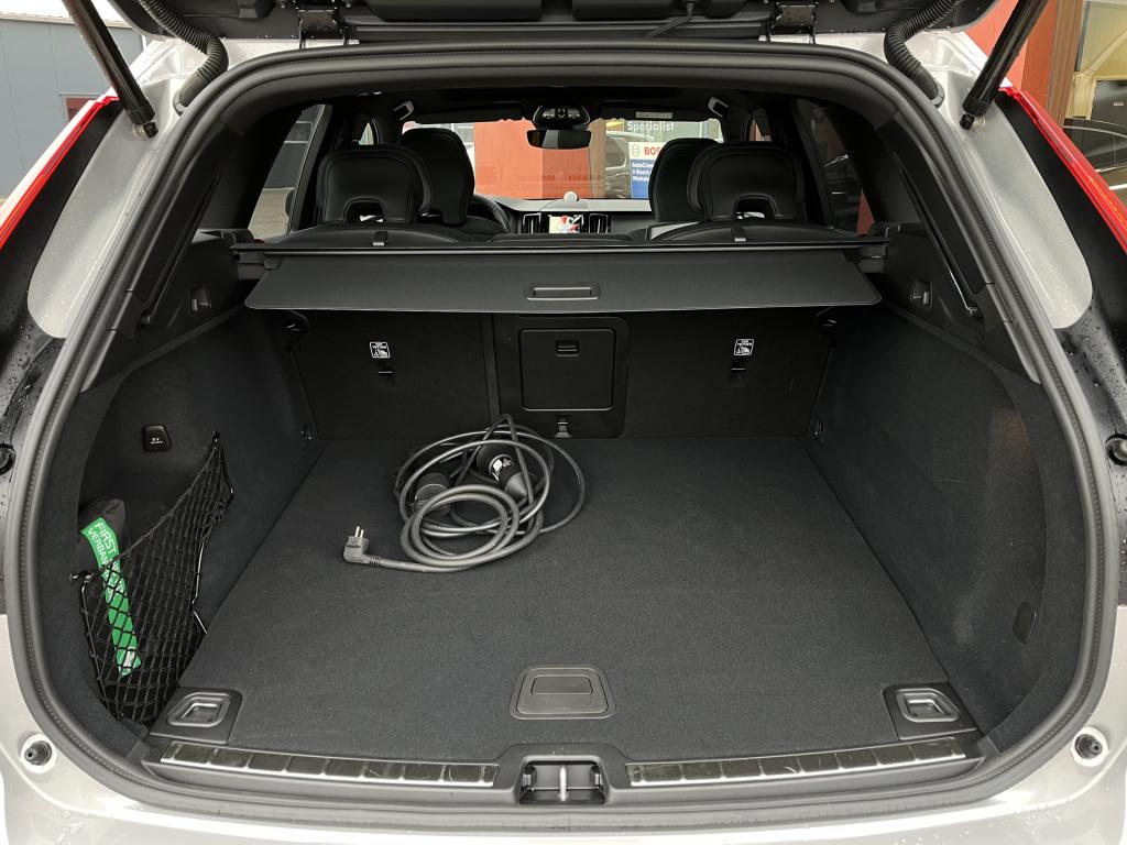 Volvo XC60 2.0 t8 plug-in hybrid awd polestar engineered | bowers&wilkins |