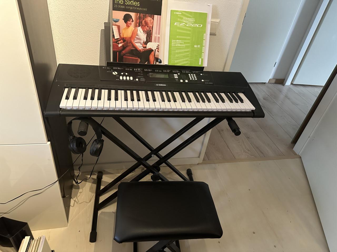 Keyboard Yamaha EZ-220
