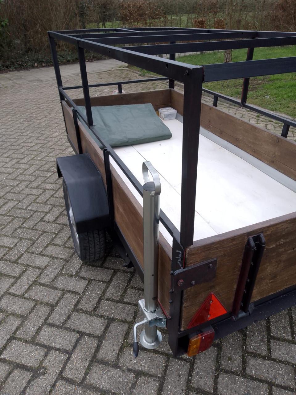 Nette aanhanger met frame - klaar voor gebruik!