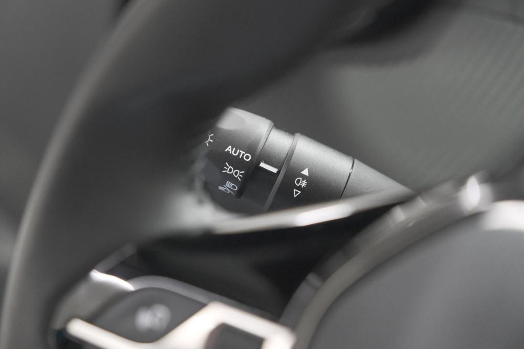 Peugeot 2008 puretech 100 allure | apple carplay | parkeersensoren | climat