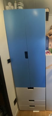 Kinderkledingkast met blauwe deuren