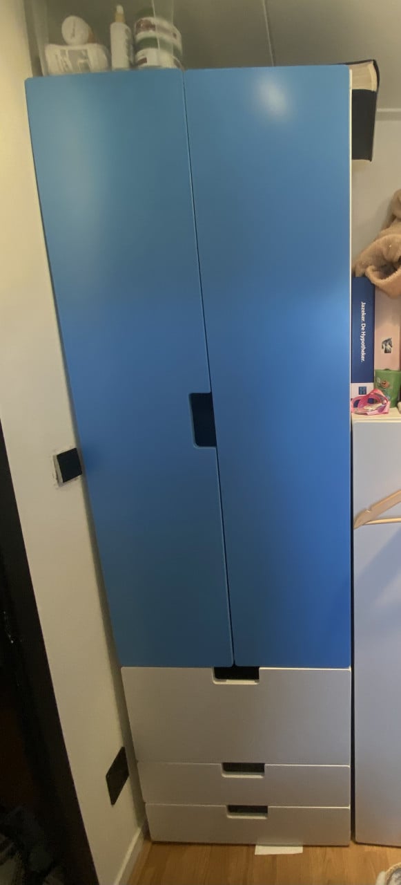Kinderkledingkast met blauwe deuren