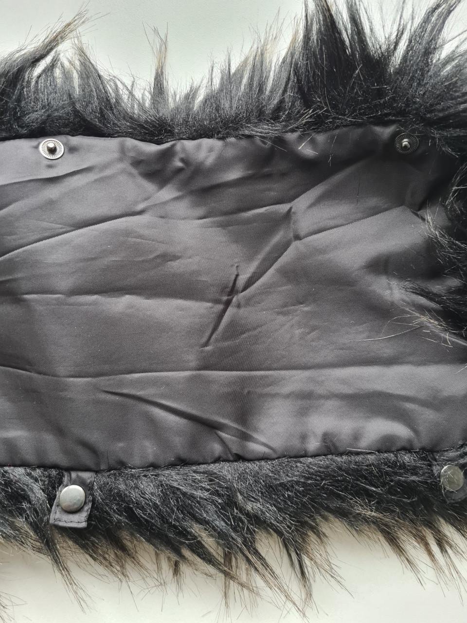 Zwart / grijs gemêleerd, imitatiebont (faux fur) kraag of stola.