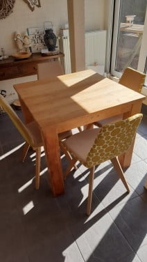 4 fraaie stoelen + teakhouten eettafel