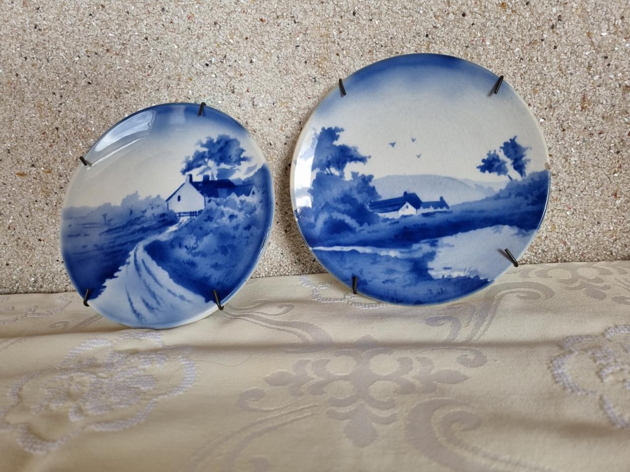 2 oude aardewerken wandbordjes