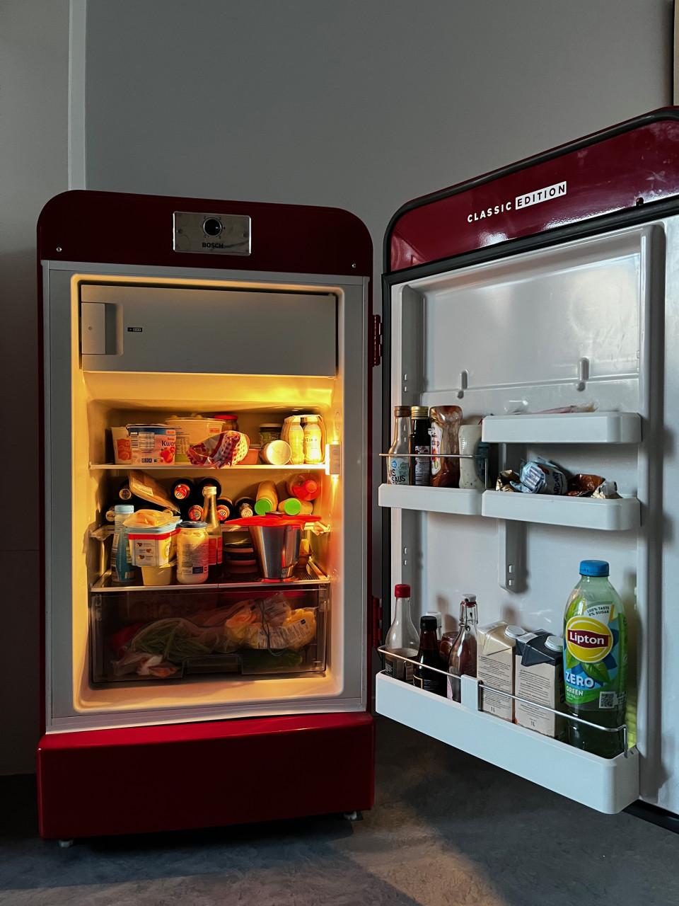 Rode Bosch retro koelkast met vriesvak