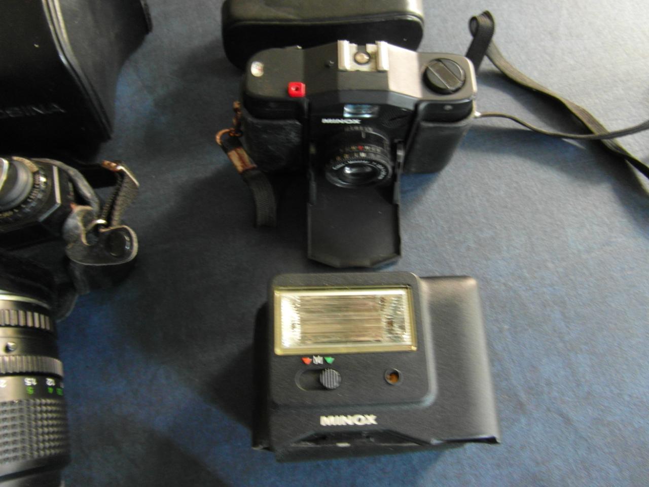 Cosina CT9 camera en Minox 35 EL camera met flitsers.