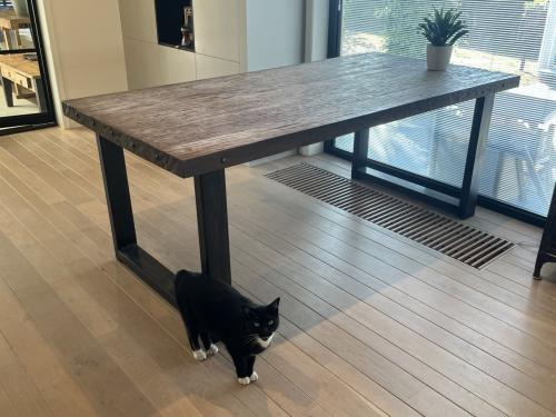 Exclusieve robuuste oud houten eettafel