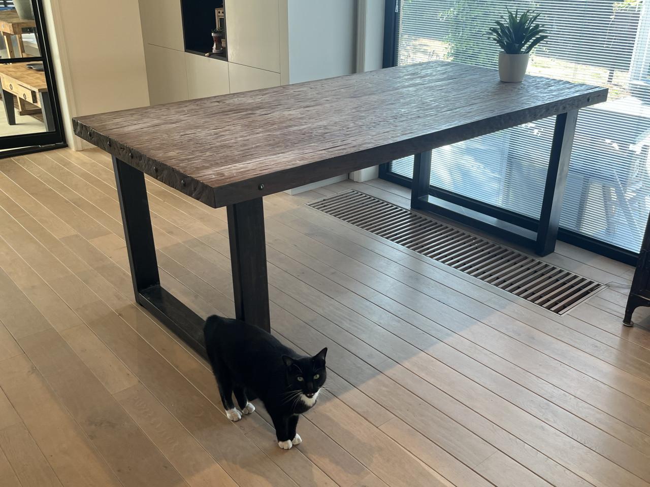 Exclusieve robuuste oud houten eettafel
