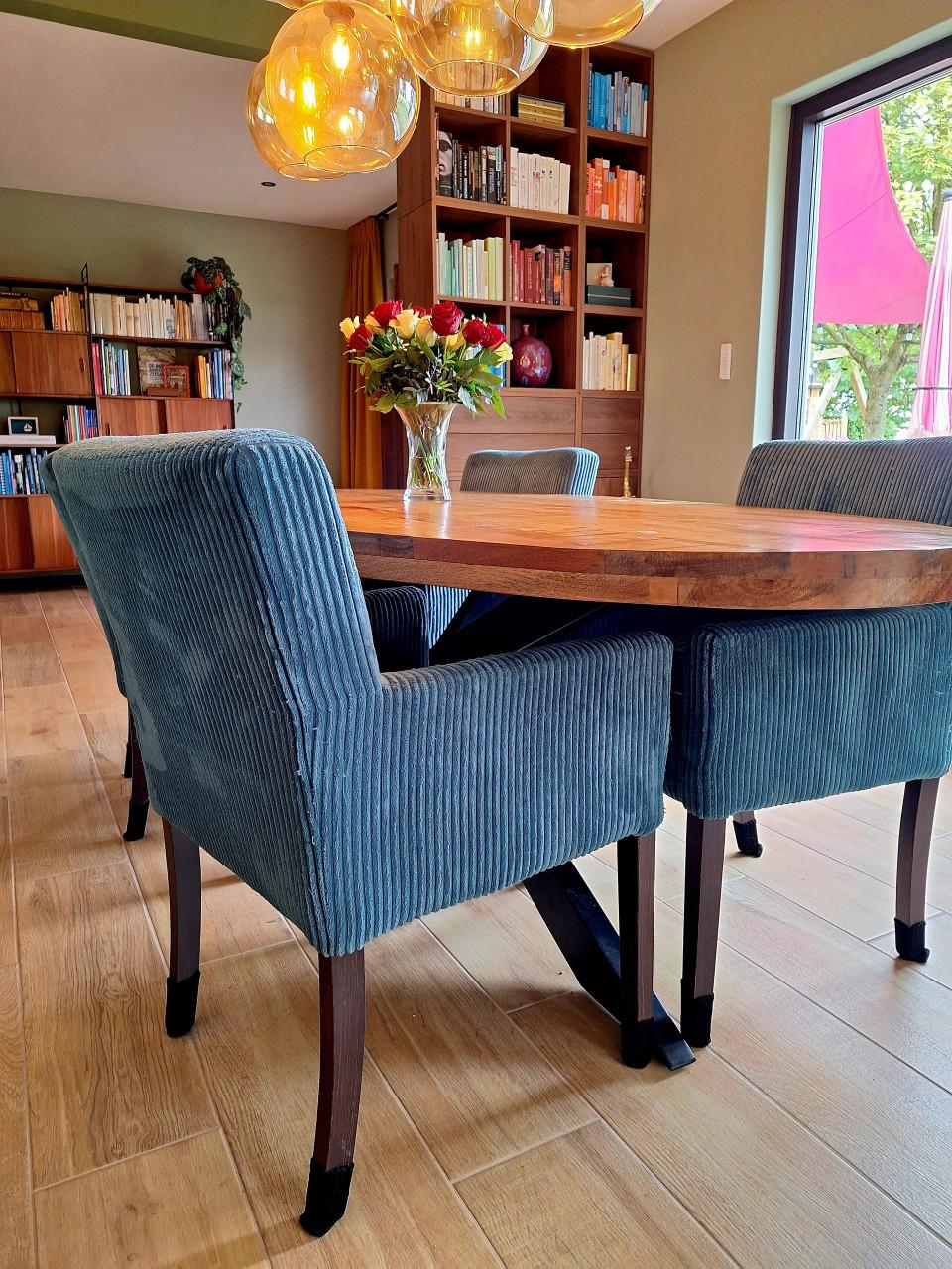 4 eetkamerstoelen voor €25,-