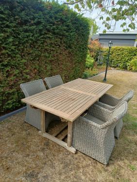 Teakhouten tuintafel met 4 wickerstoelen