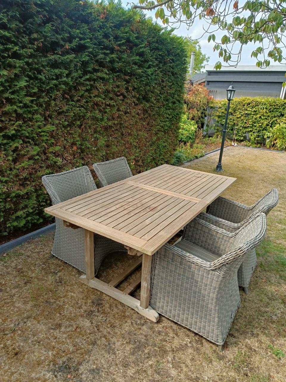 Teakhouten tuintafel met 4 wickerstoelen