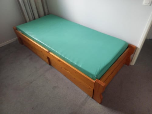 Degelijk bed met lades en Anti-allergie matras