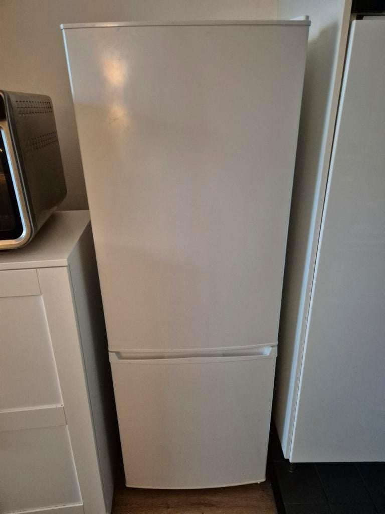 Nieuwe koel vries combinatie koelkast vriezer 145x50 cm.